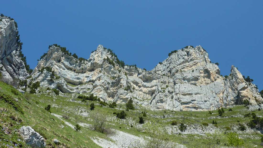 Sous les falaises : le Pas de Montbrun est sur la droite