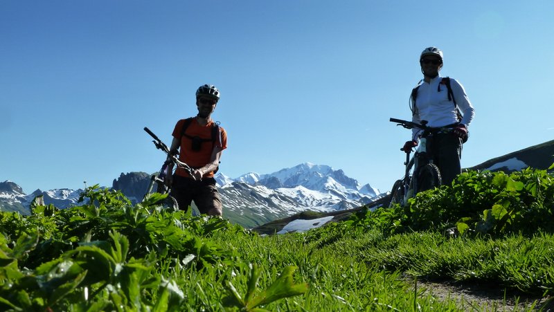 Sommet Grande Berge : Le soleil et le Mont-Blanc dans le dos, on peut descendre à Treicol avec déjà les yeux bien étonnés
