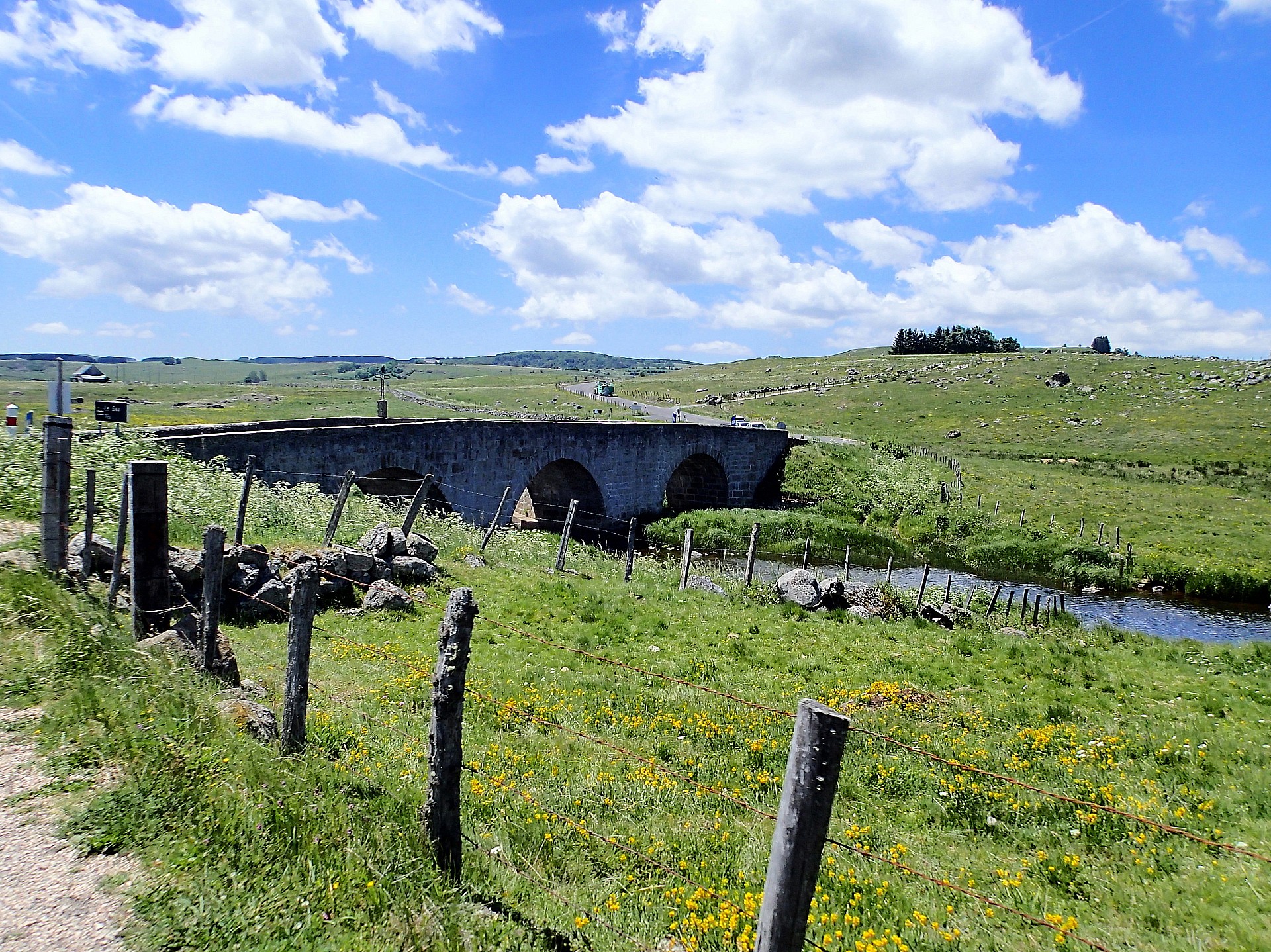 à la croisée des chemins, ponts et routes sur l'Aubrac profond !