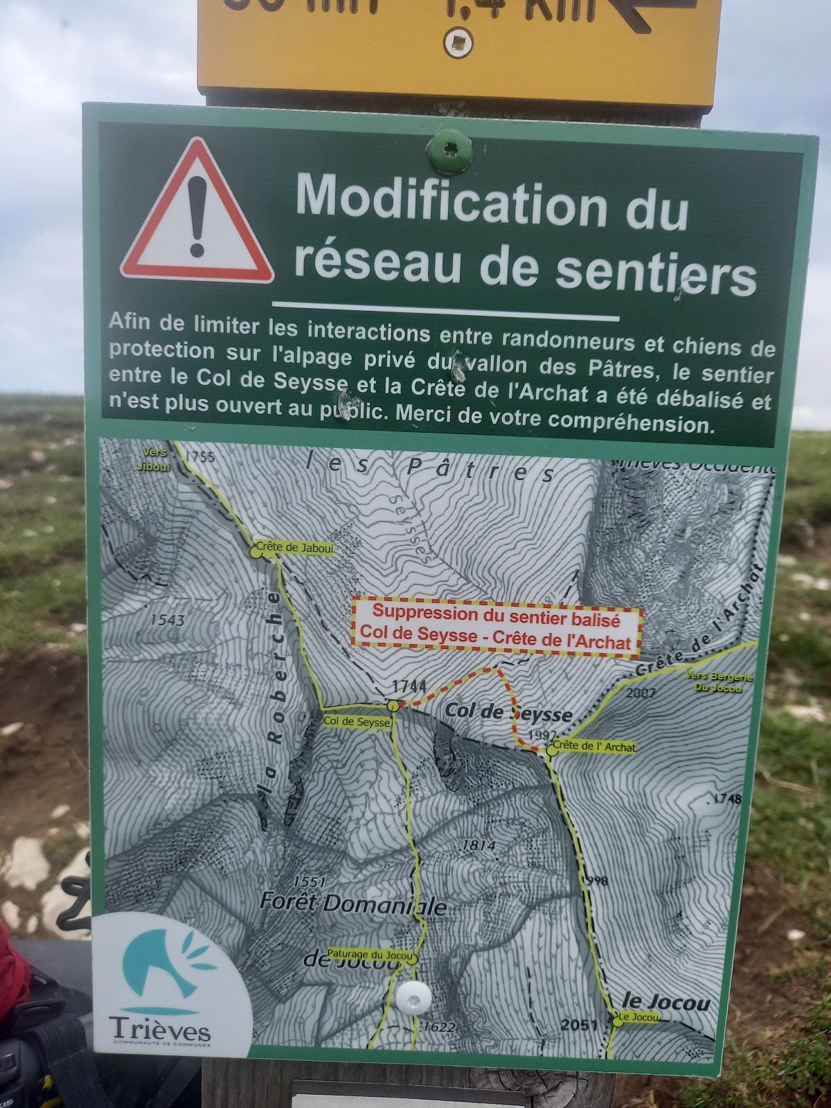 panneau annonciateur sur le GR93 crête de Jiboui