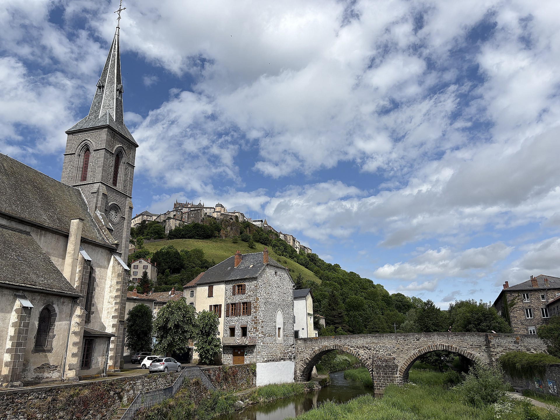 Saint Flour, la ville basse au bord de l'Ander.