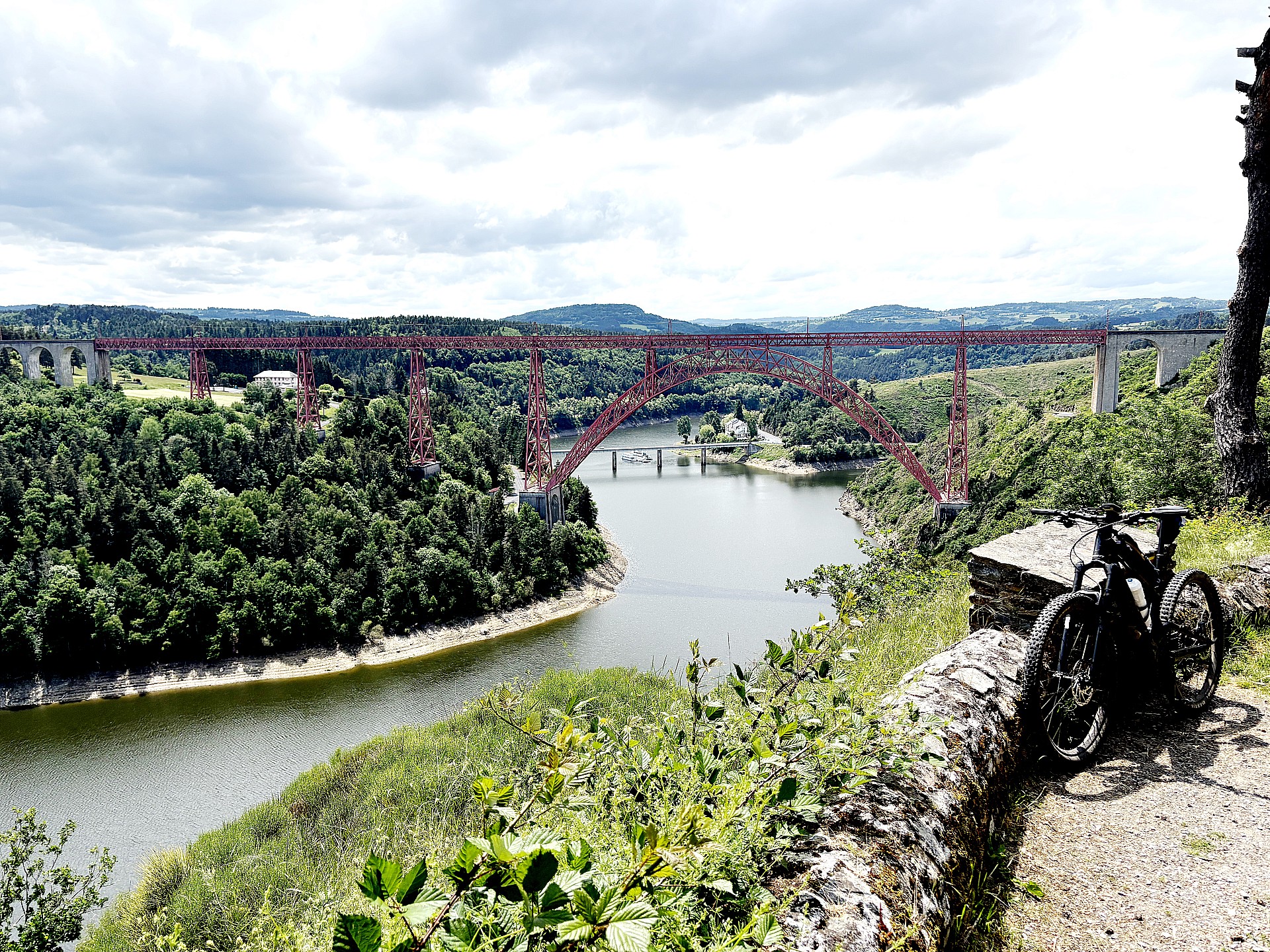 Le Viaduc de Garabit (construit par G.Eiffel) enjambe la Truyère près de Ruynes en Margeride.
