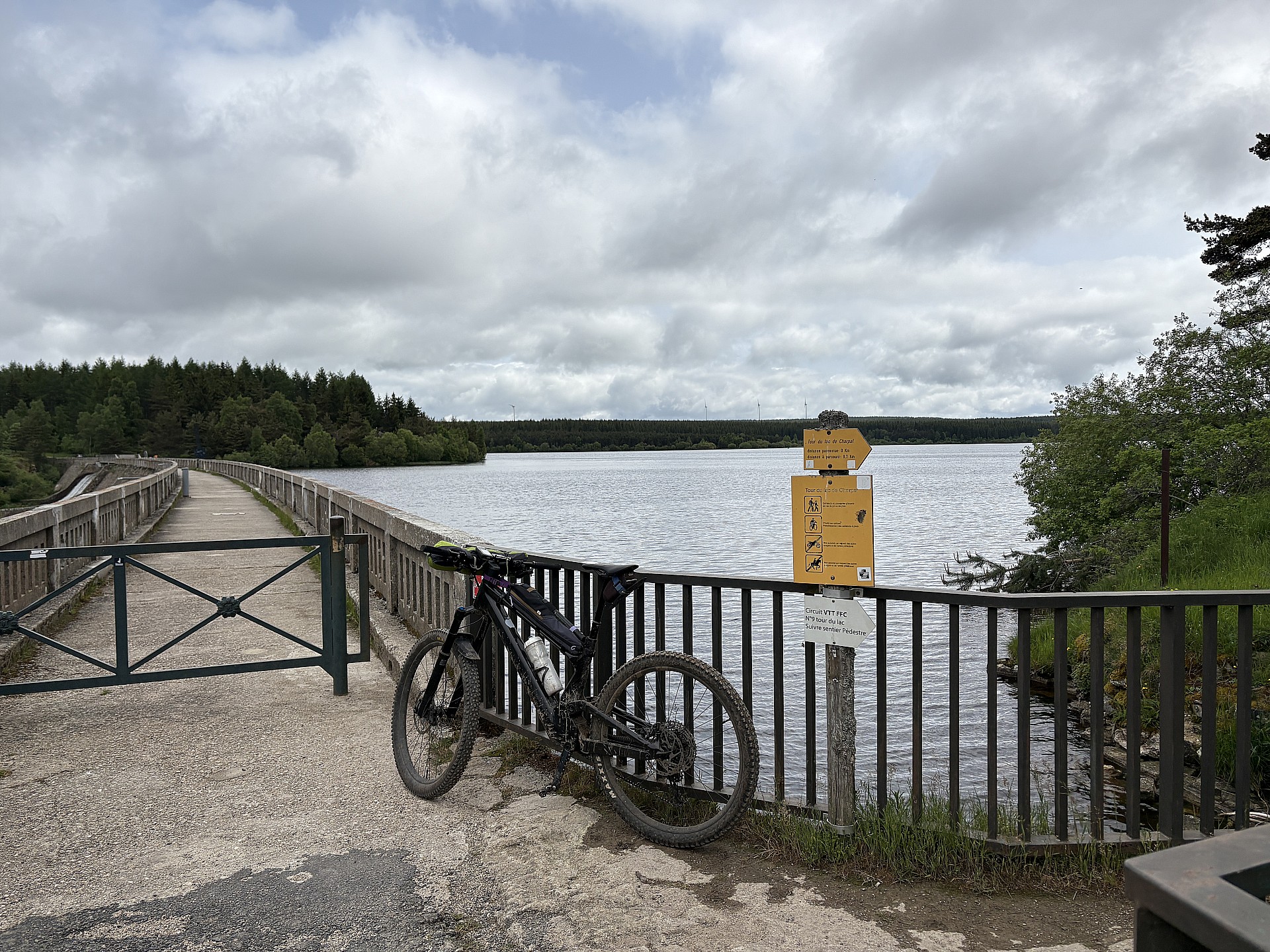 Le barrage et le Lac de Charpal.