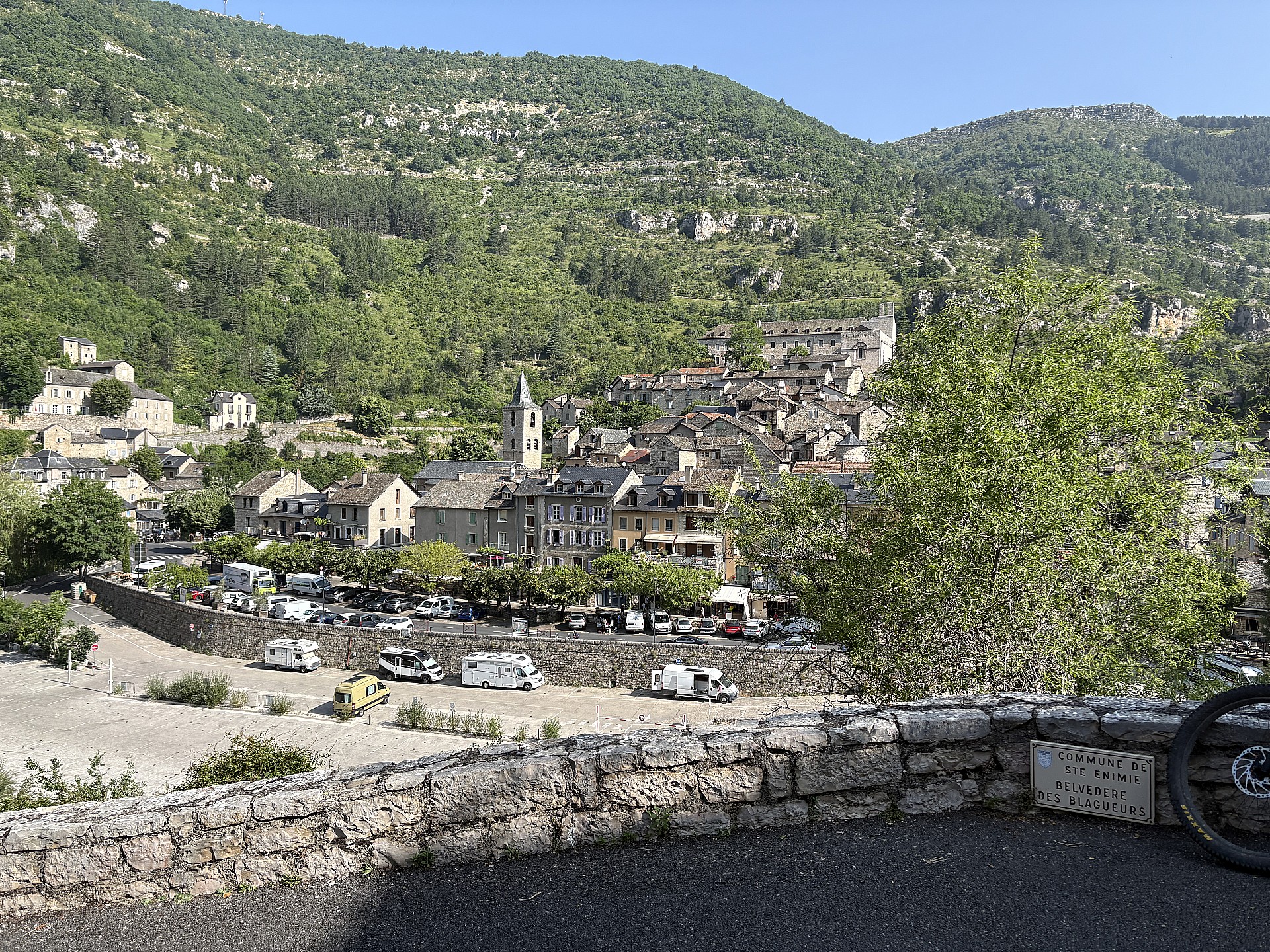 Saint Enimie au bord du Tarn.