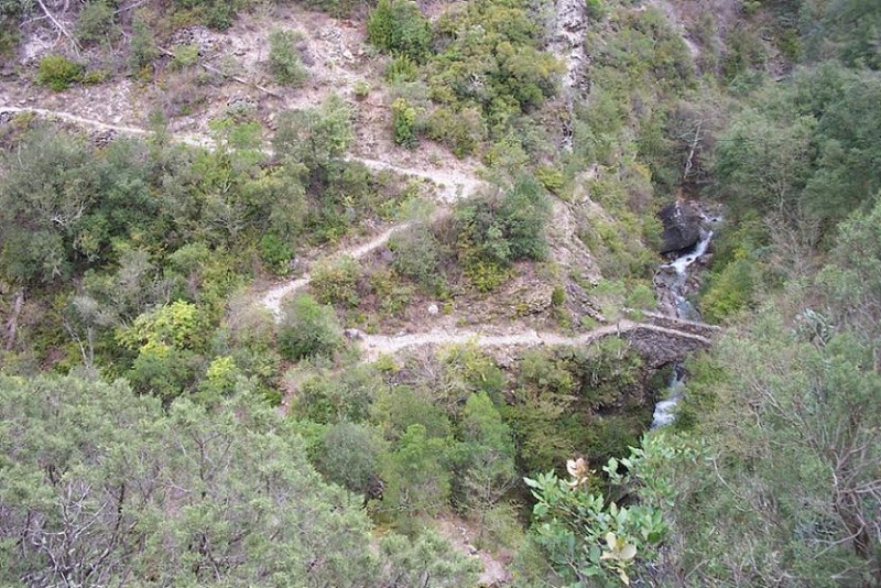 Sentier Valléen : Franchissement du ruisseau Audin par un petit pont.