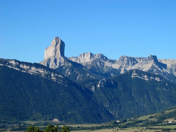 Le sommet de côte rouge offre une vue sur l’esthétique Mont Aiguille